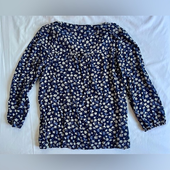 St. John’s Bay v-neck Long Sleeve floral blouse Size MT - Picture 8 of 8
